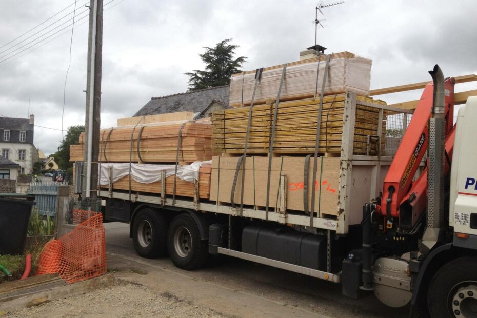 Le chargement de bois pour la maison