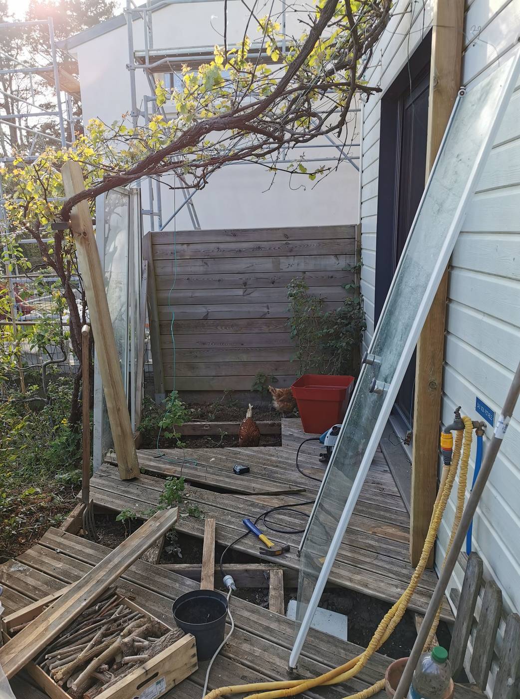 Découpe de la terrasse pour planter directement en terre