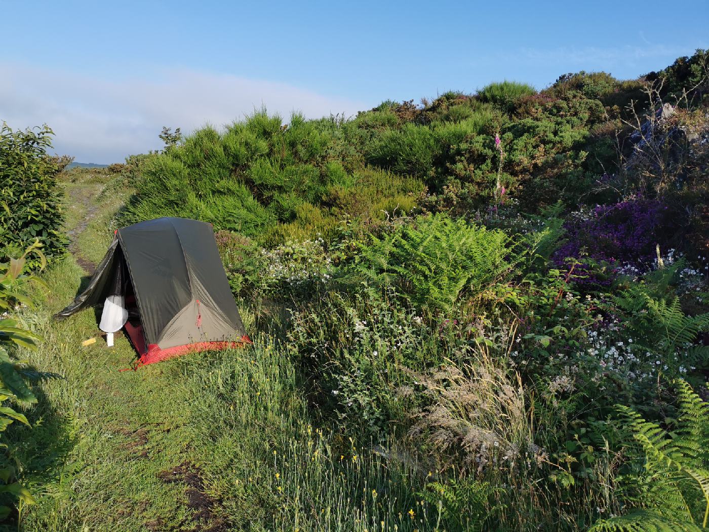 Ma tente au milieu du chemin pour le Bivouac