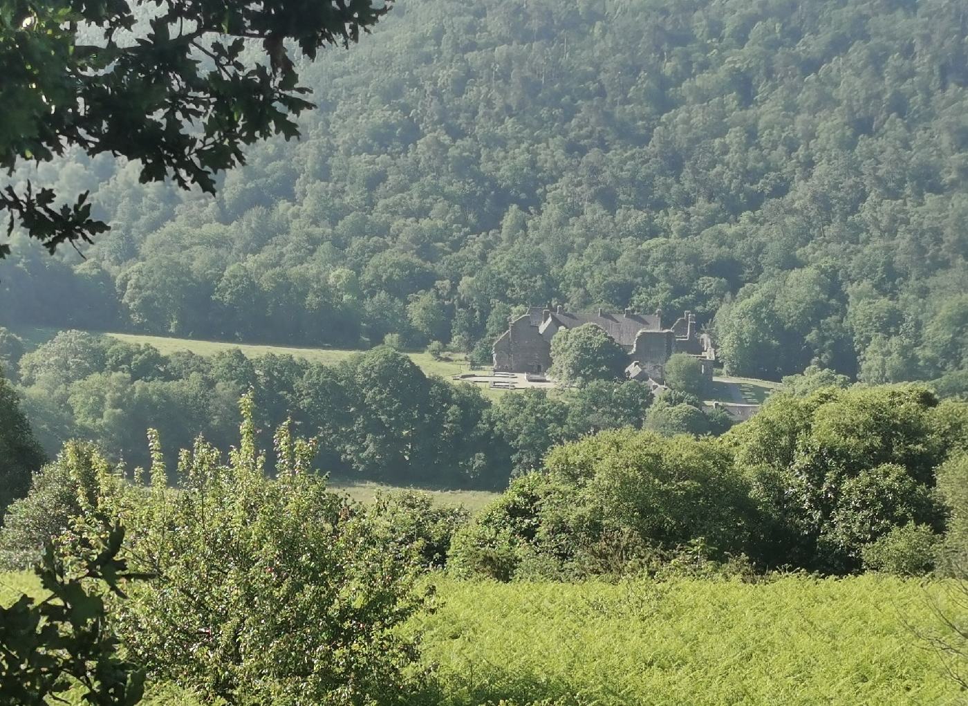 l'abbaye de Bon repos vue des crêtes