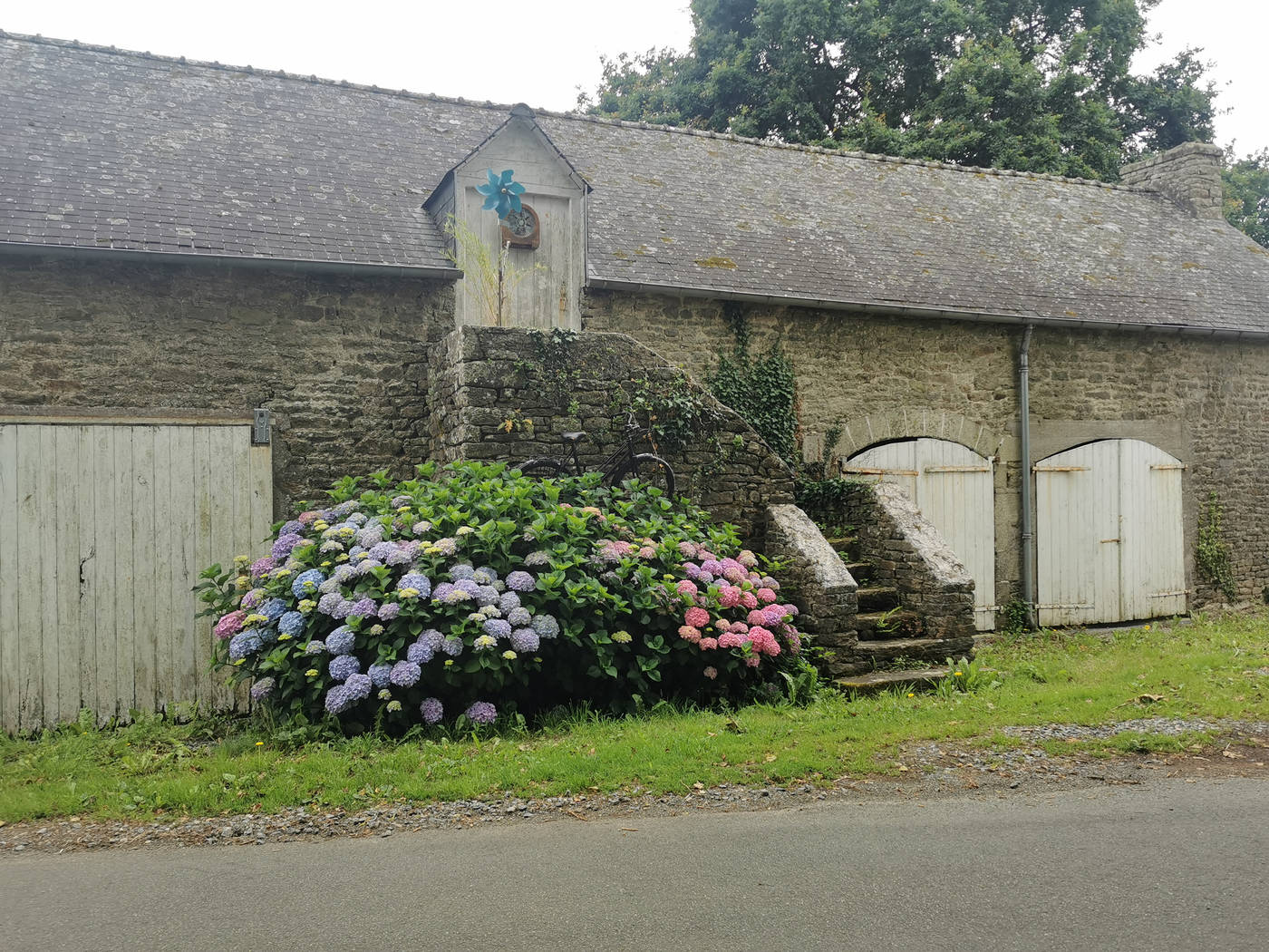 Vélo face à la chapelle de Lochrist