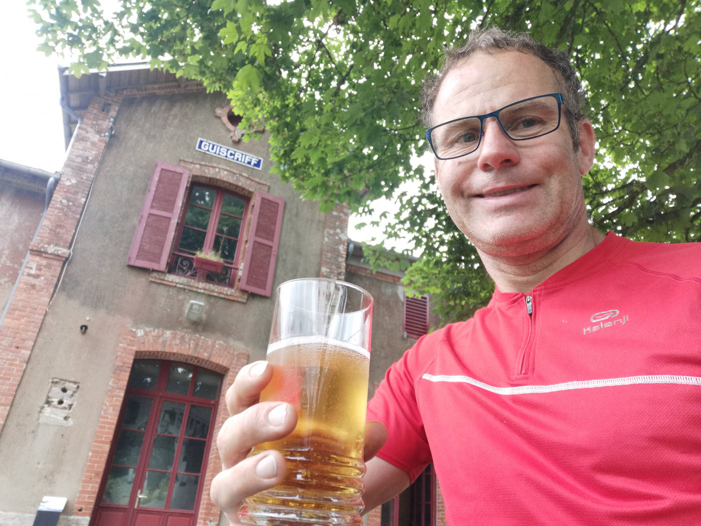 Pause au café de la gare de Guiscorff