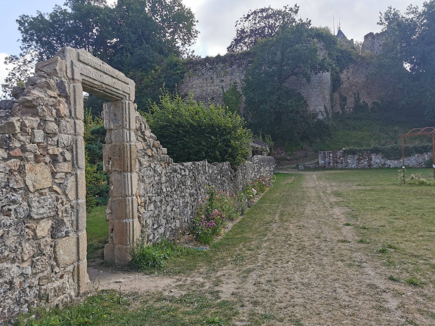 Entrée dans le jardin potager