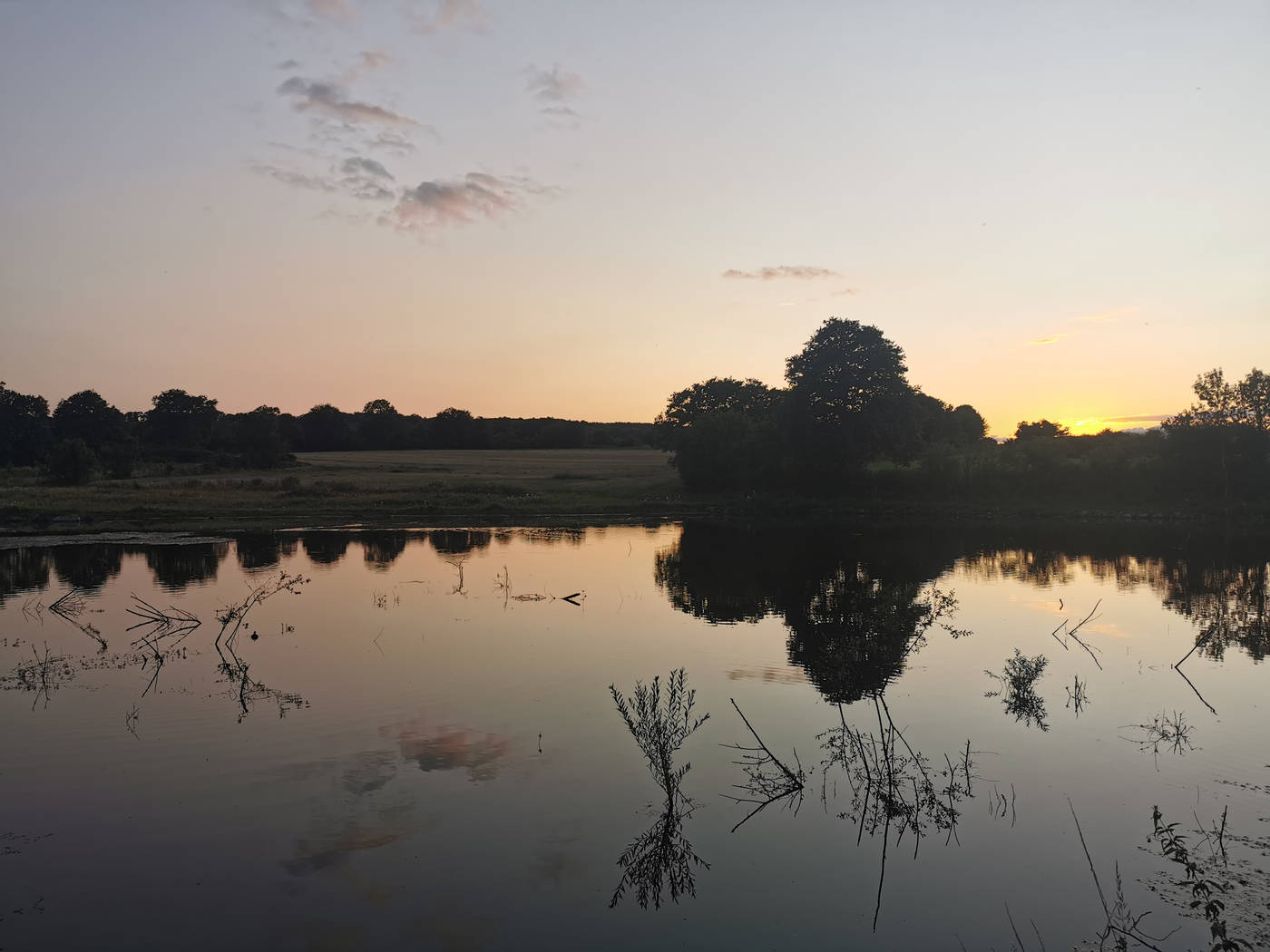 Coucher de soleil sur l'étang au pied du gite