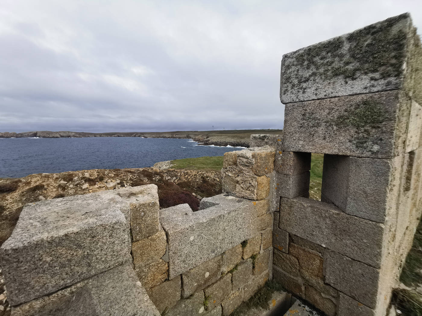 Le phare du Stiff vu du fort de Calgrac'h