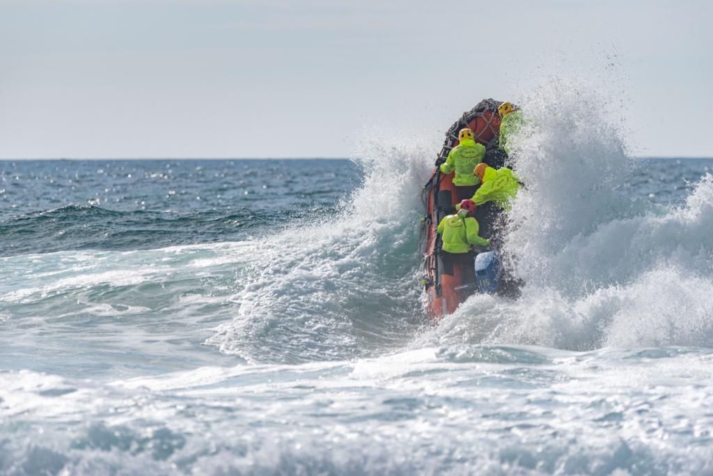 Passage d'une vague en repartant de la plage