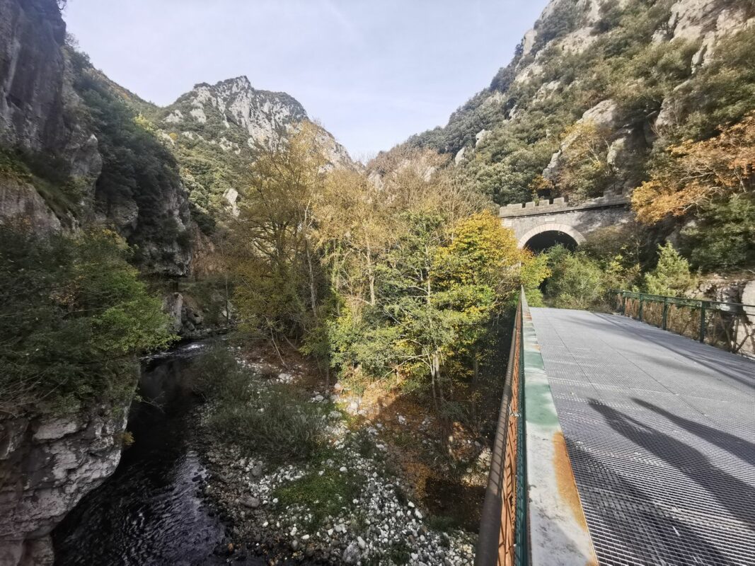 Le viaduc à l'entrée des gorges