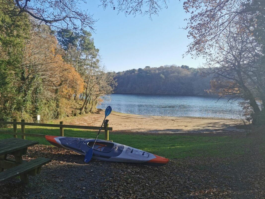 Le kayak sur la plage de départ