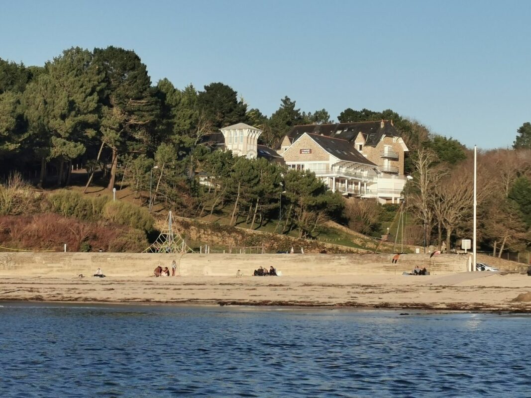 Plage et Hôtel à Kerfany