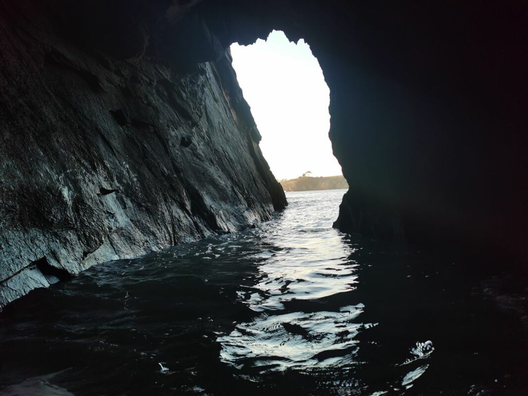 Jeux avec la houle dans une grotte