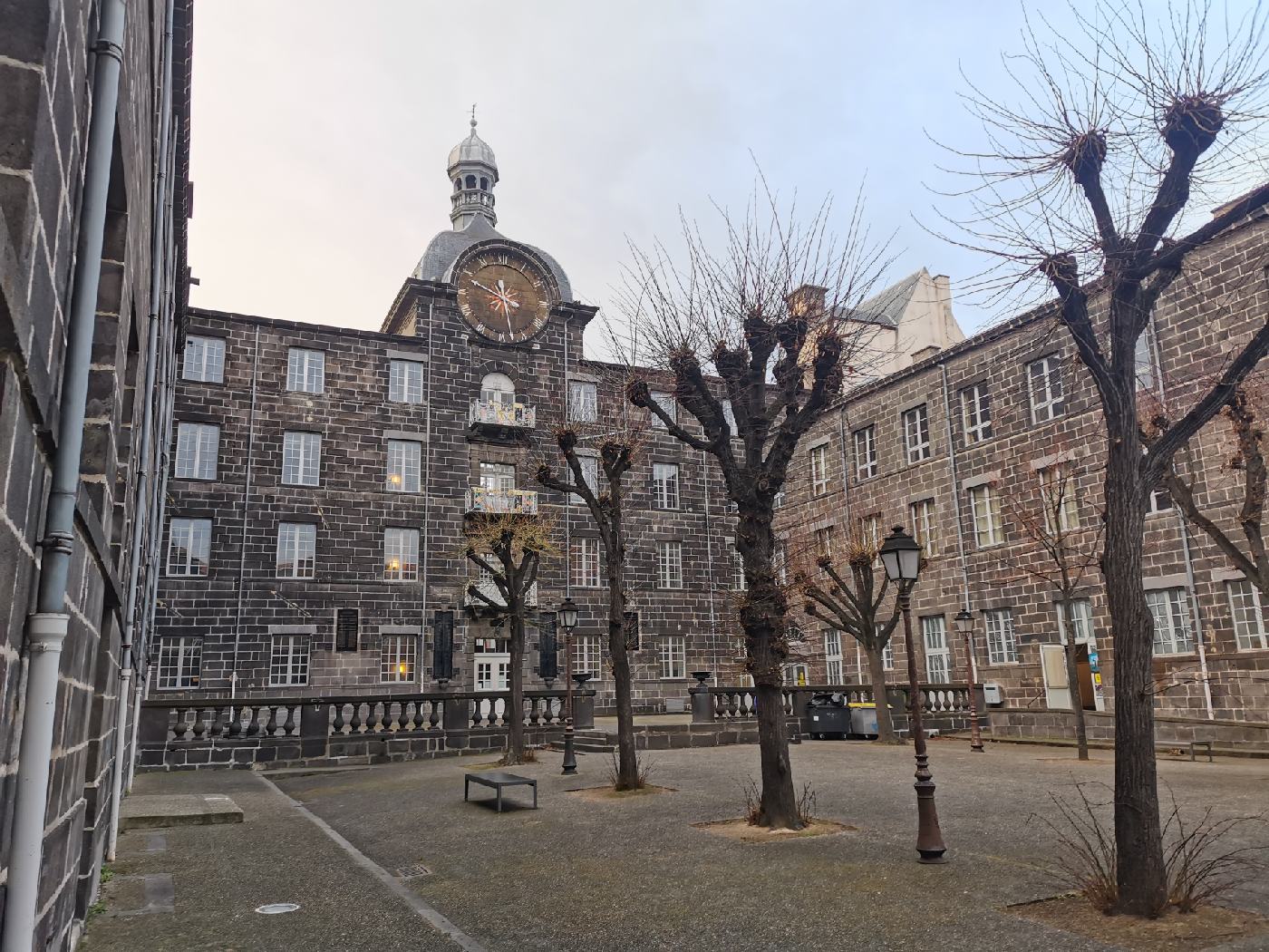 Une cours intérieur, où se tenais un festival du court métrage