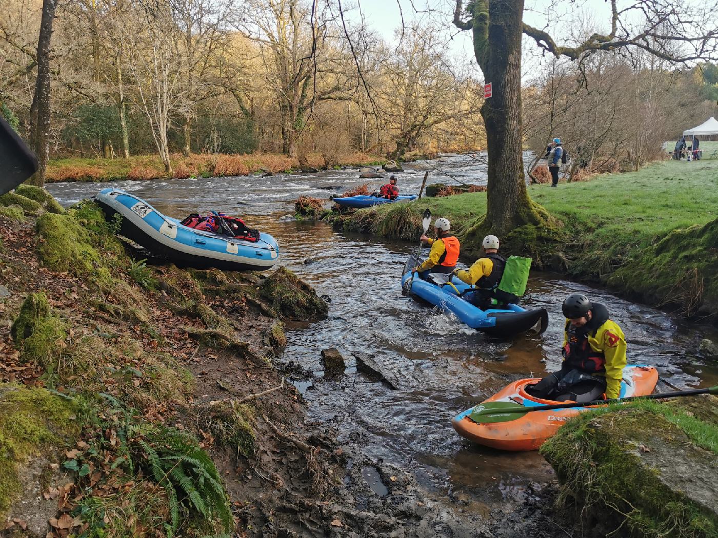 Départ de l'équipe sécu (en kayak, canoé, hydrospeed...)