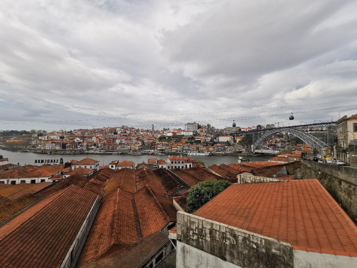 à Vila Nova de Gaia, les toits des ancienne cave de Porto, avec le téléphérique.