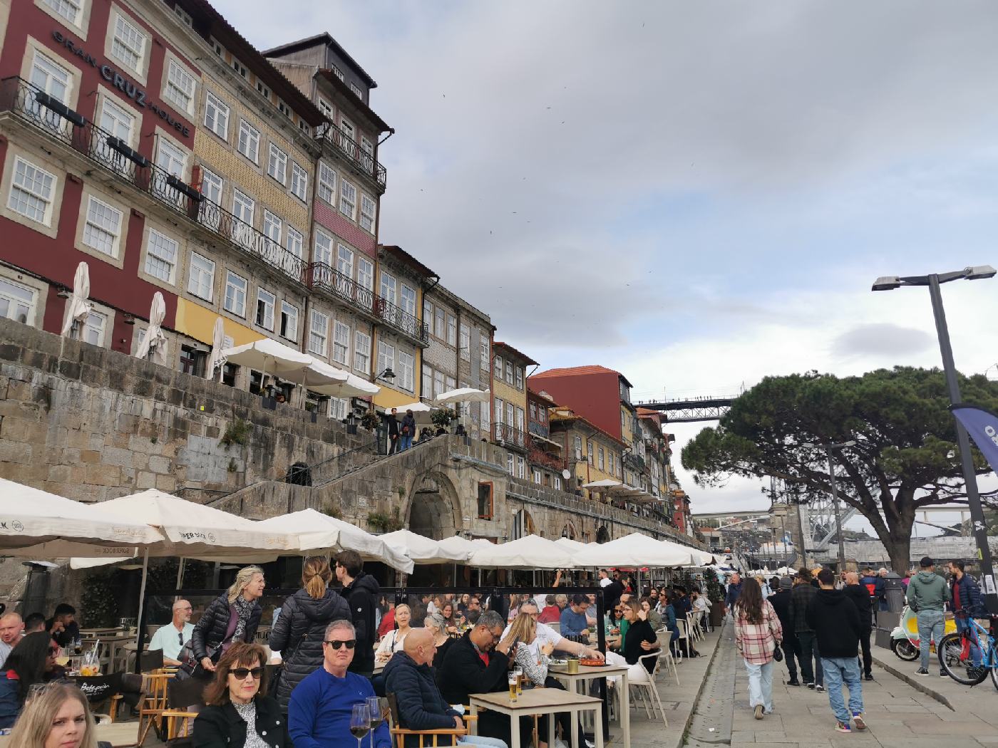 Les quais piéton et festif de la Ribeira