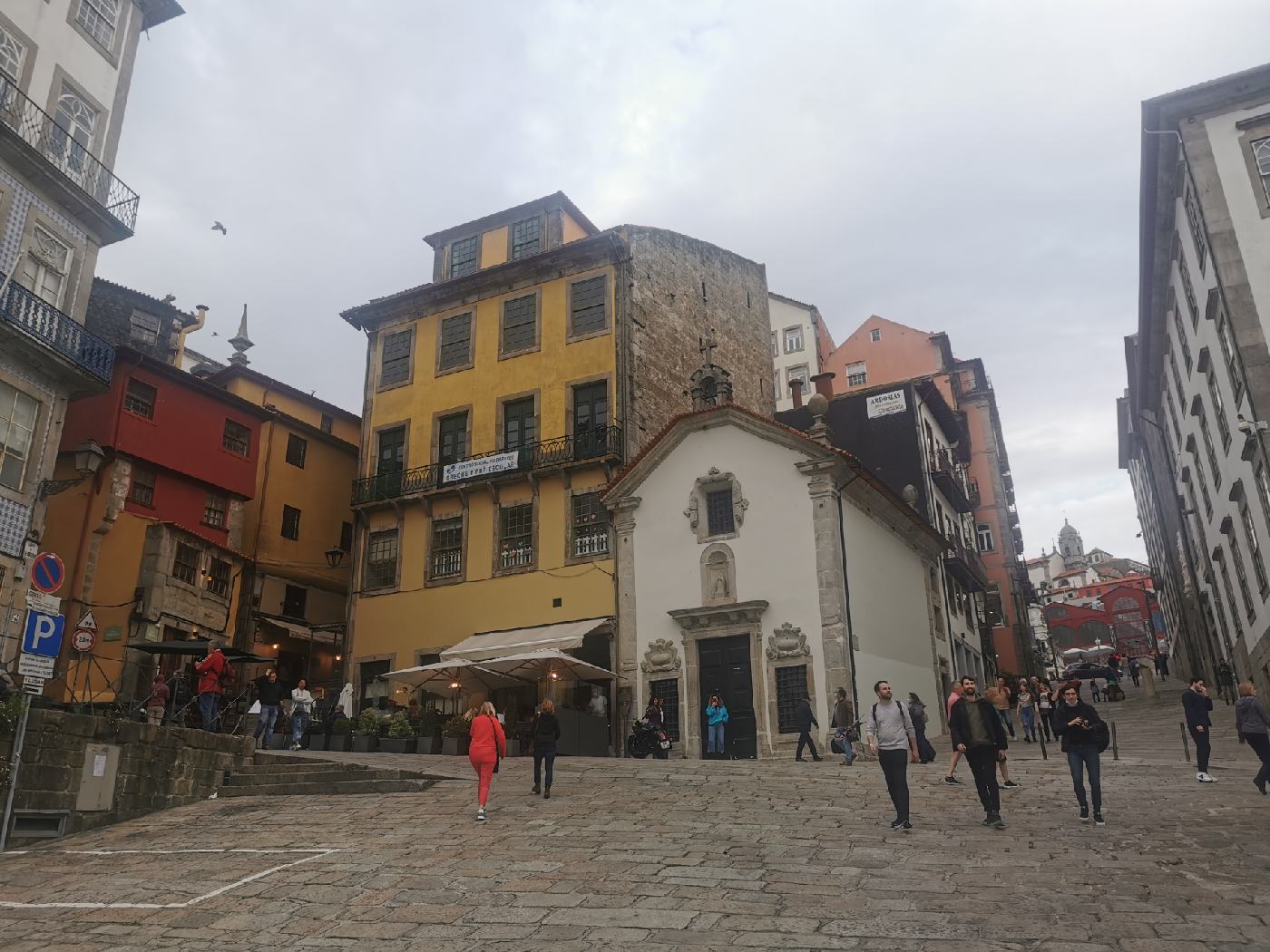Rue donnant sur le quai, ça monte fort
