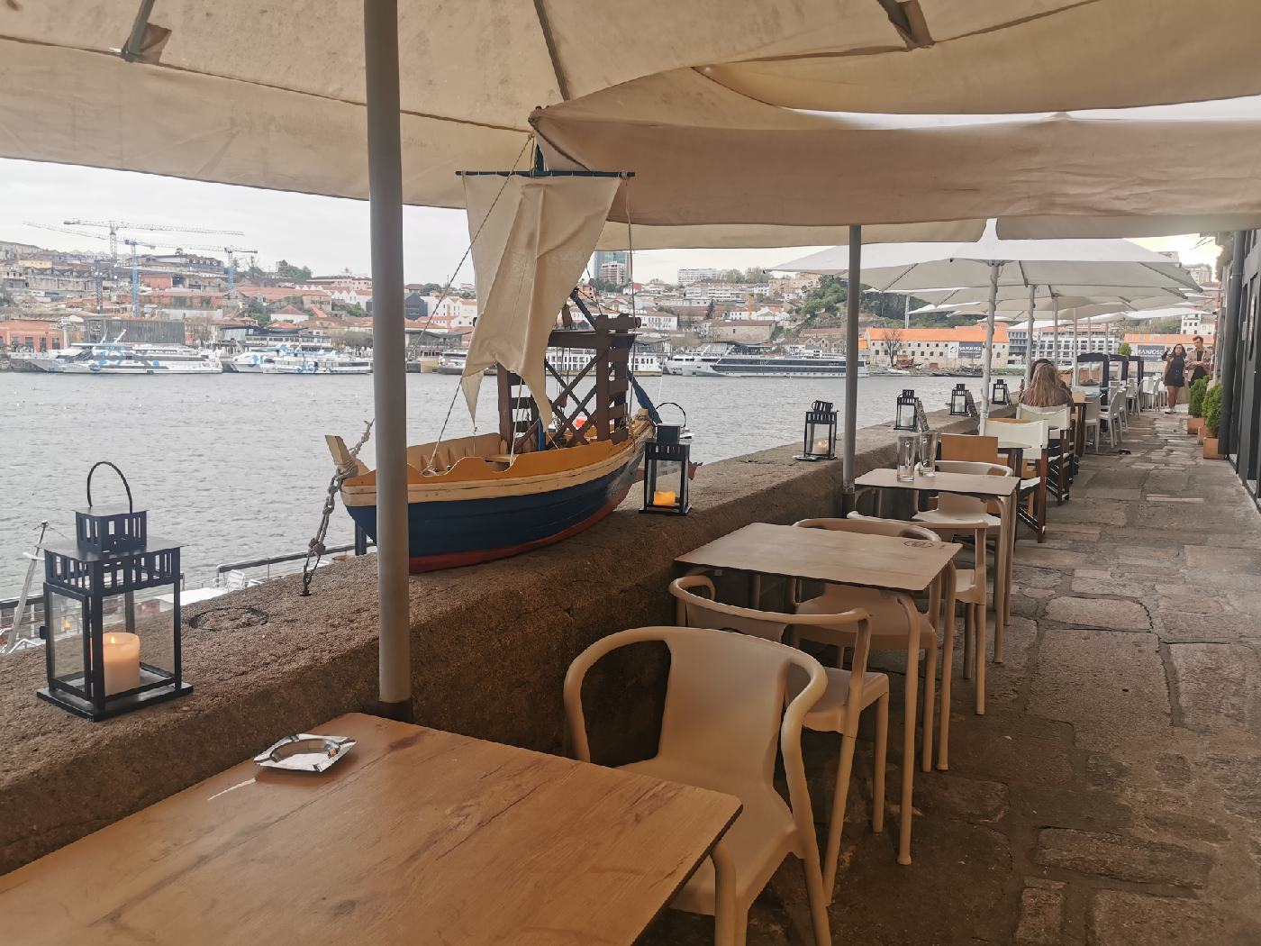 Un restaurant sur le trottoir au dessus du Douro