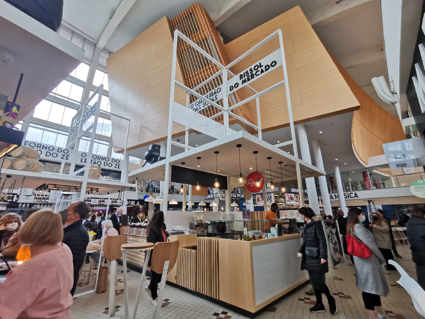 Au marché Bom Sucesso, homme d'affaire, étudiant, touriste réuni pour milles saveurs