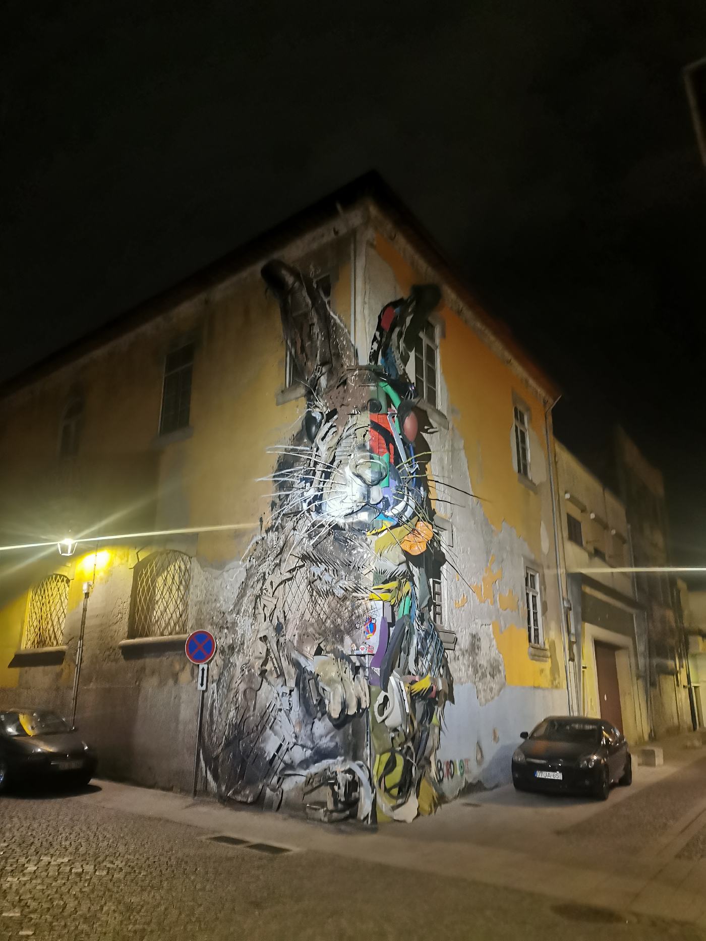 Oeuvre de rue en plastique de récupération (pare choque, fer à béton...)