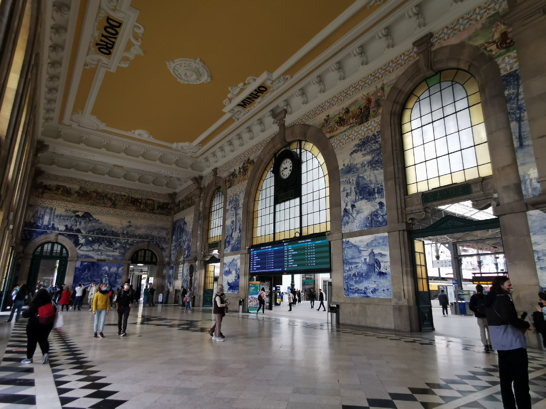 La gare du centre, couverte de fresque d'azulejos