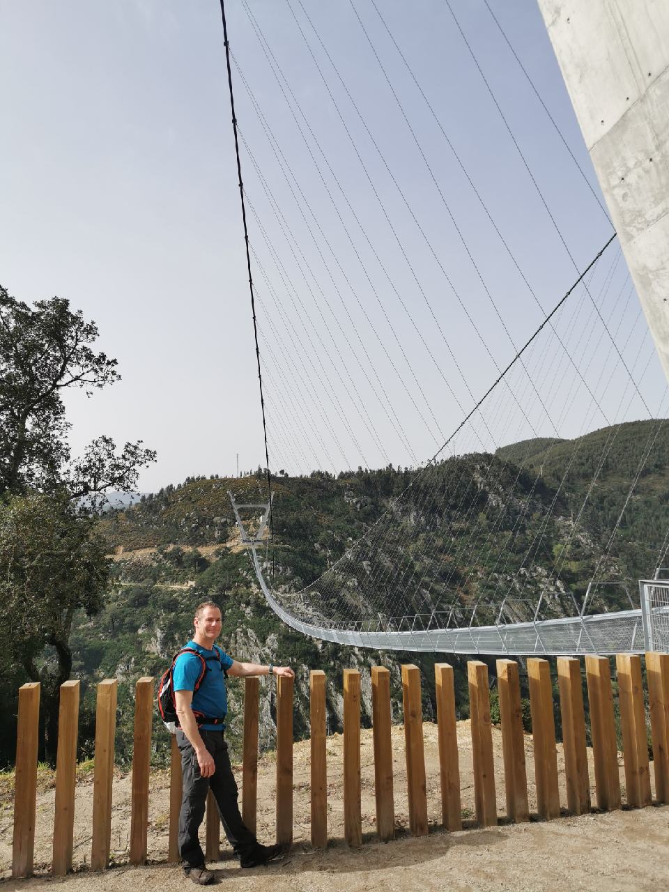 Bertrand devant le pont Arouca 516, 2éme plus long au monde