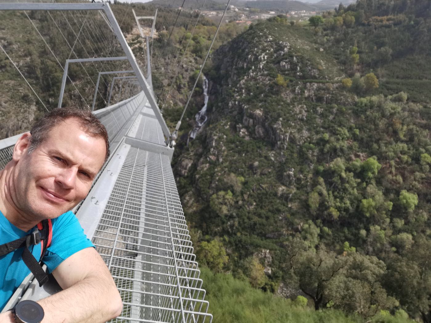 c'est beau cette cascade sous le pont !