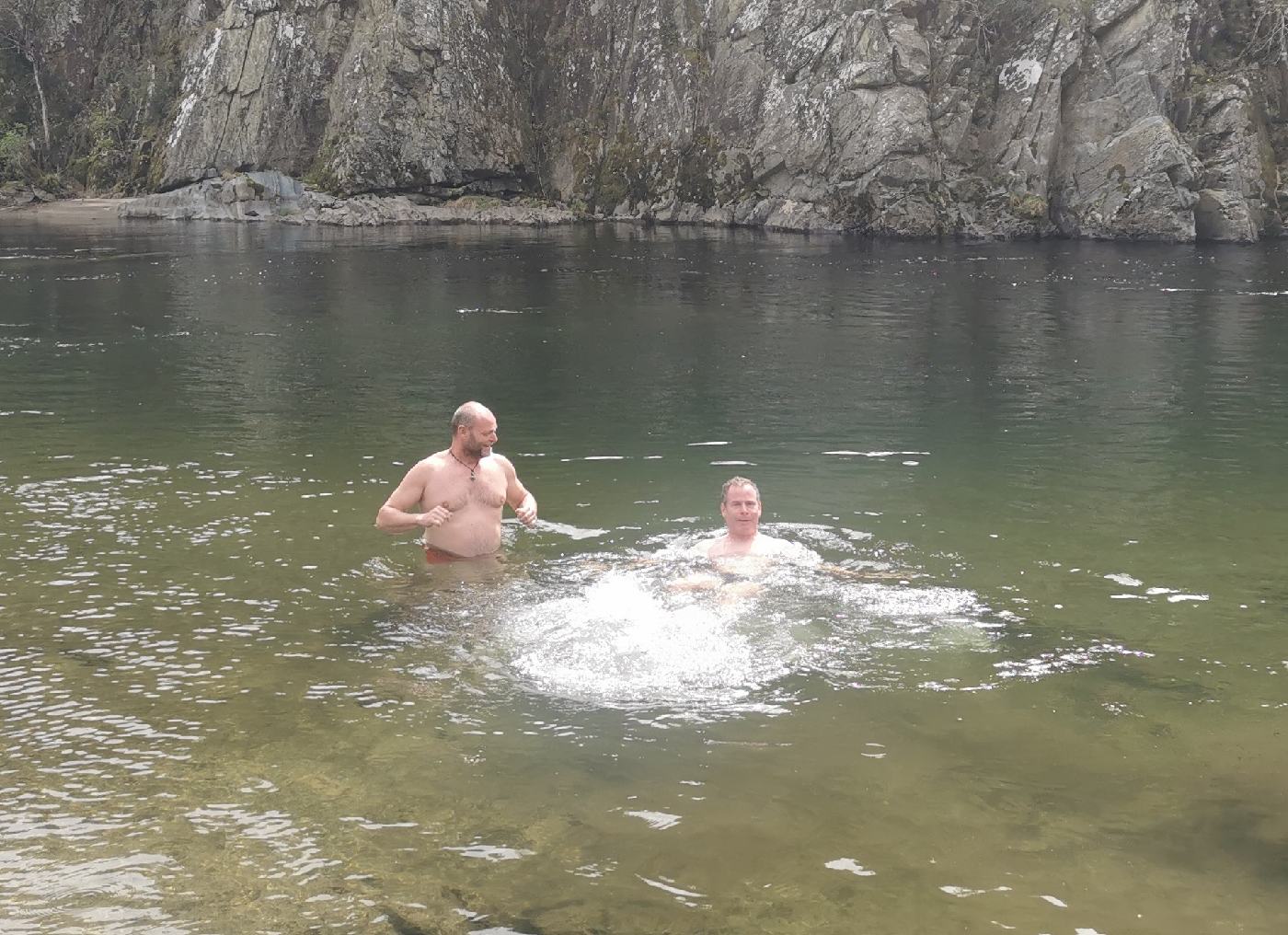 David et moi dans le torrent glacial !