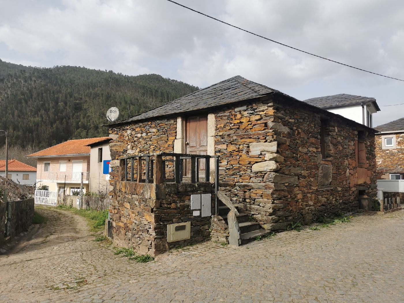 Maison avec garde corps en ardoises