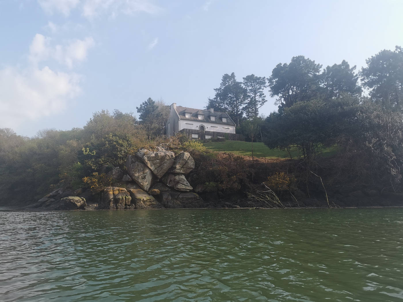 Une des maison sur la berge