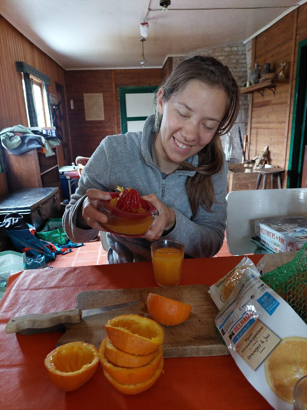 Maïté nous prépare un jus d'orange