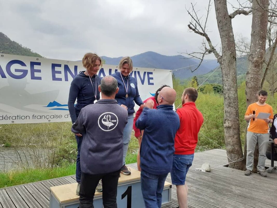 Remise de la médaille d'or pour Magali par Thomas