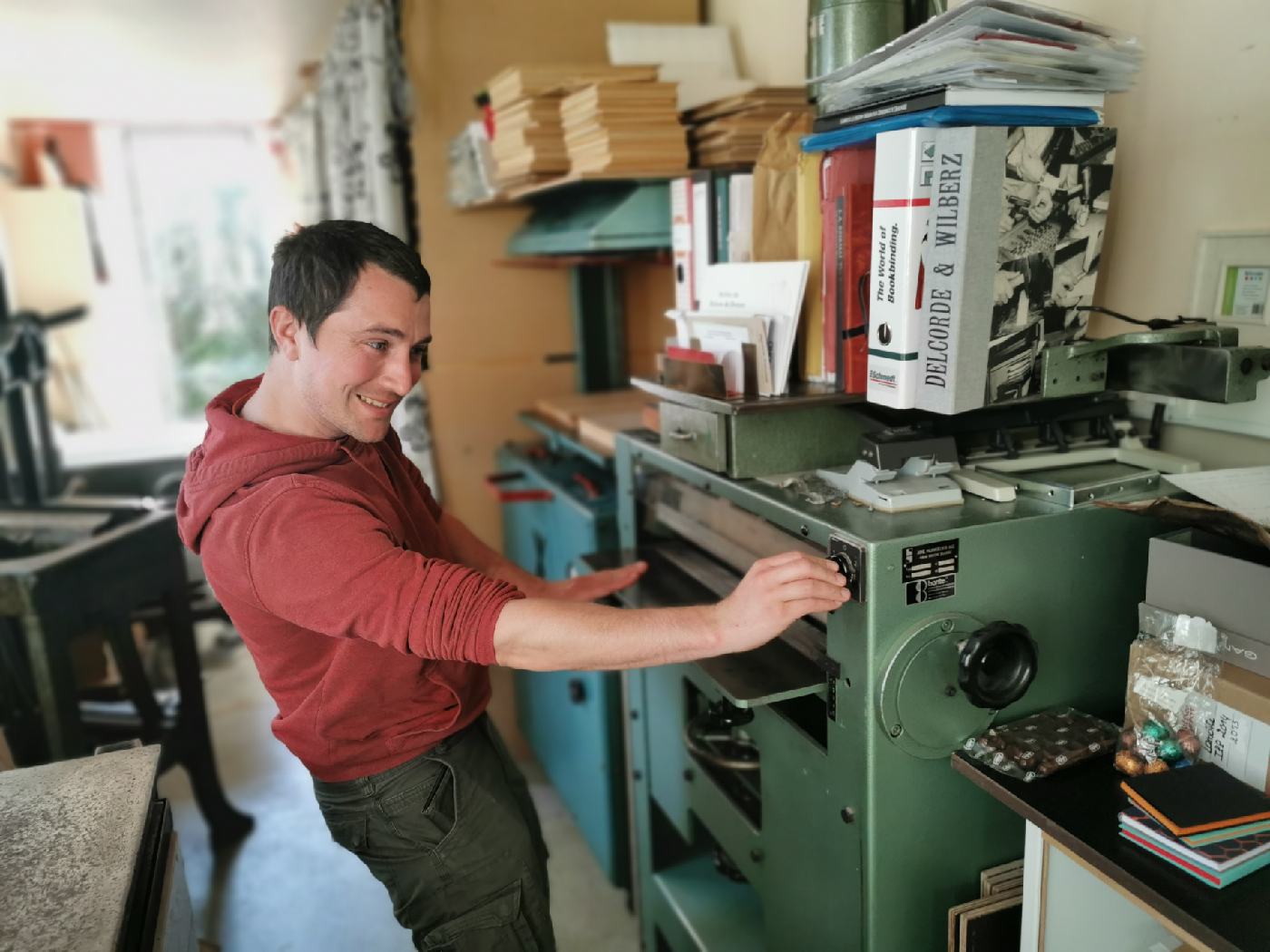 Alexandre dans son atelier de reliure