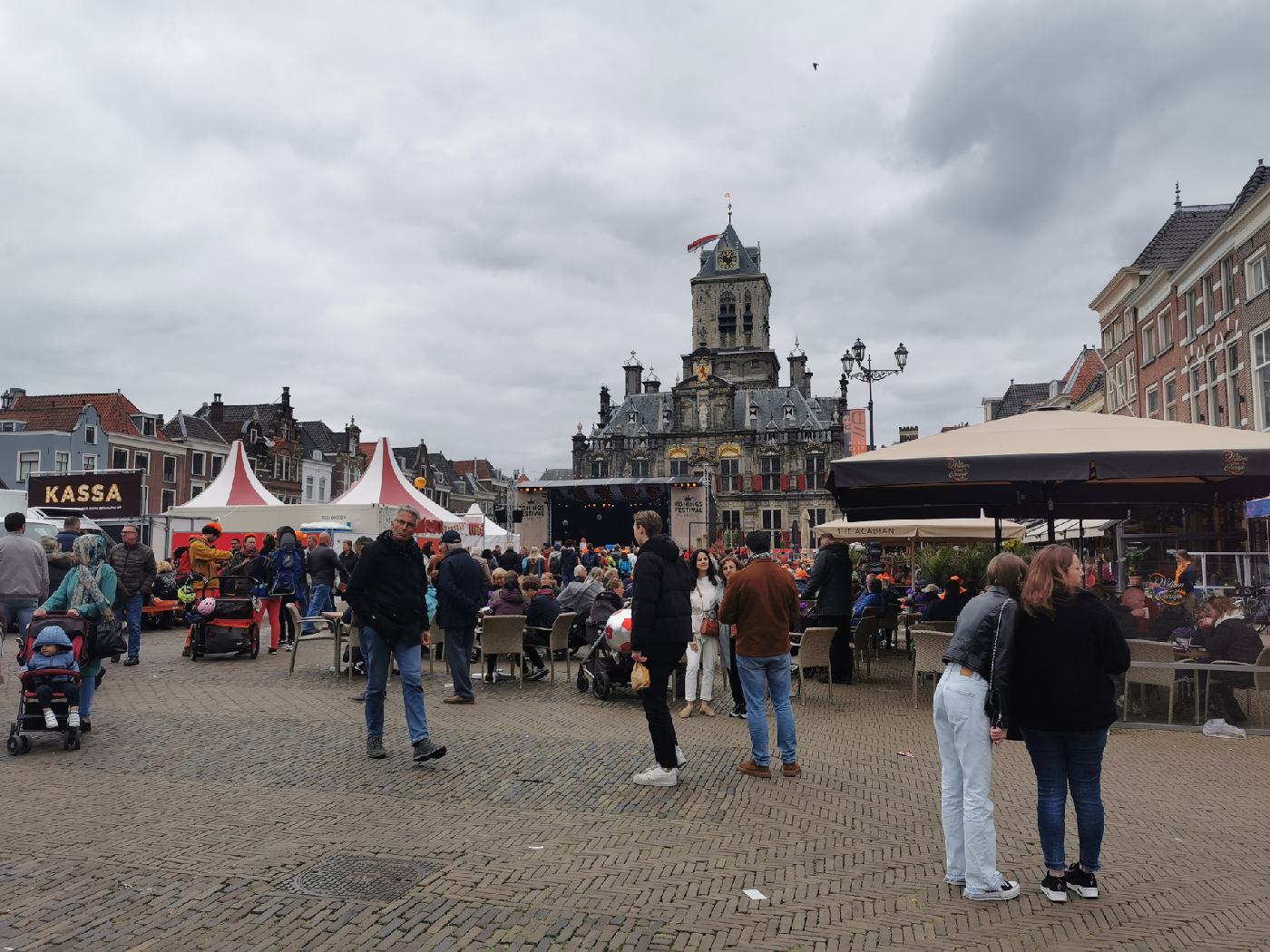 La place du centre avec les animation de la fête national