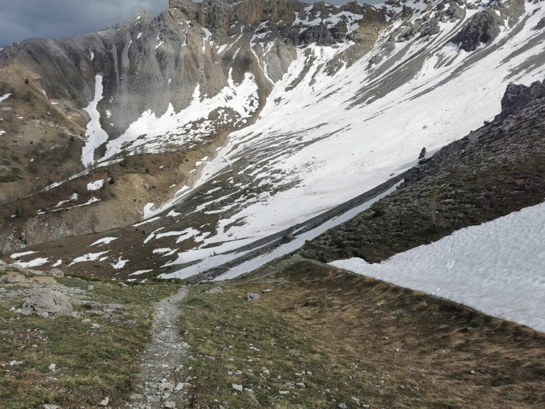 Le cirque, on devine le sentier qui ressort après les plaques de glace à 45°