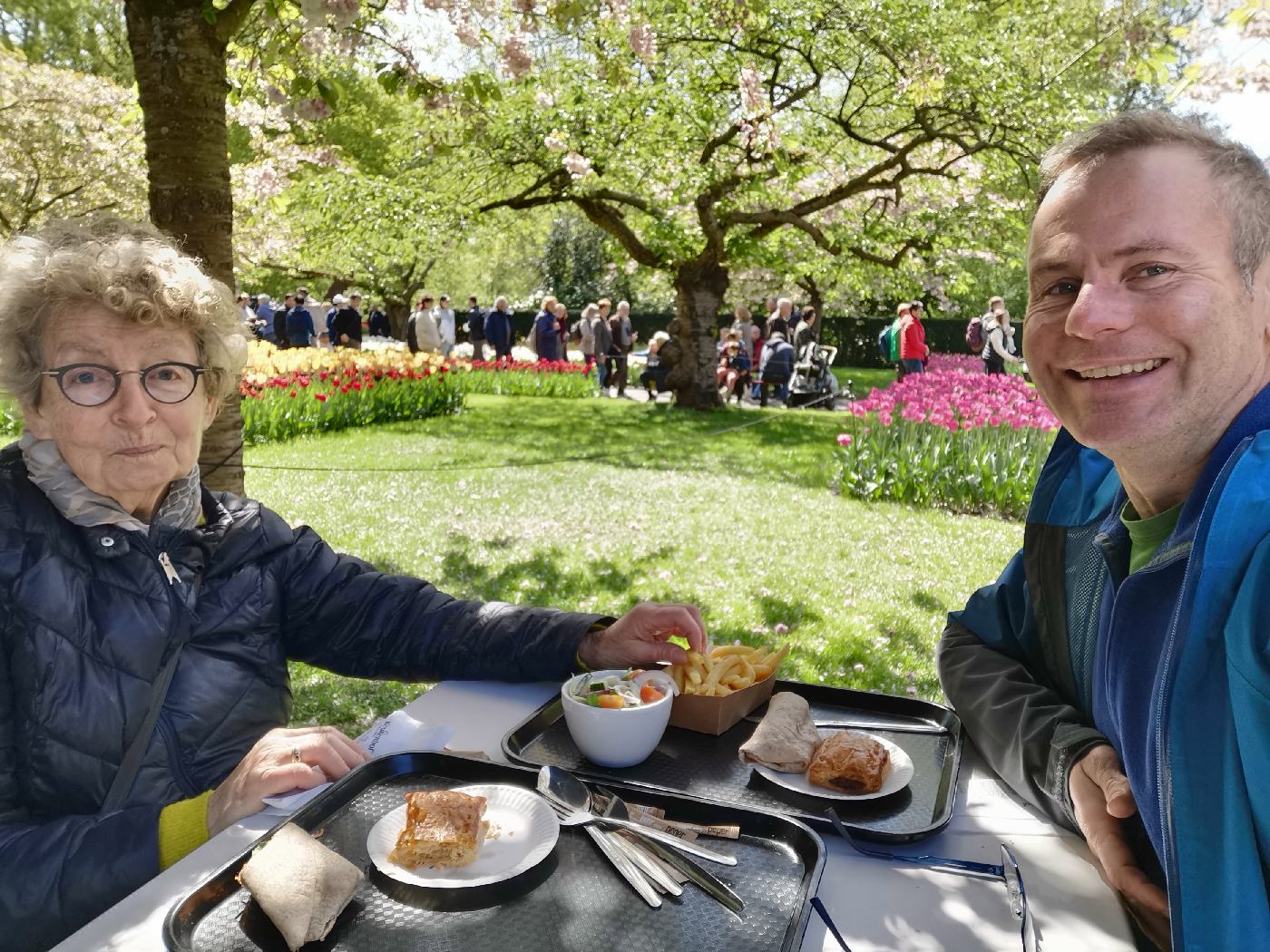 Pause cas-croute au pieds des tulipes et des arbres en fleurs