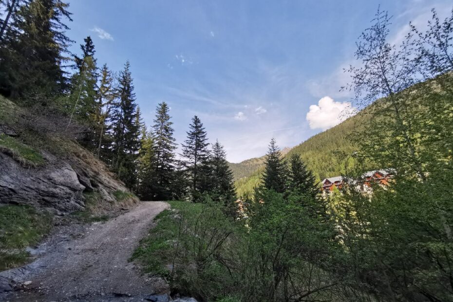 Le chemin fait face à la station de Valfrégus