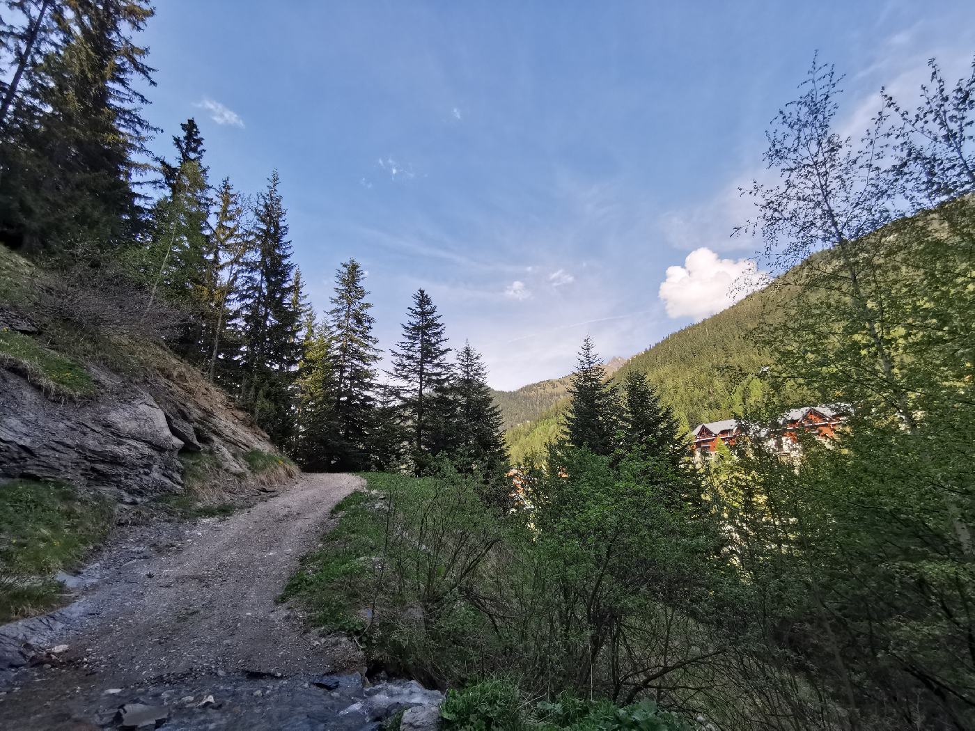 Le chemin fait face à la station de Valfrégus