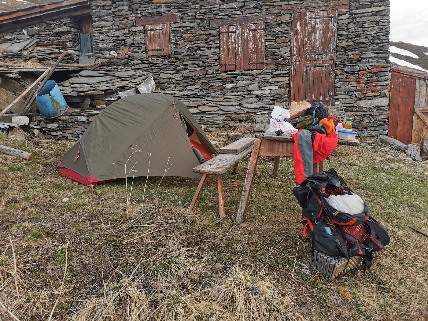 Installation du bivouac à l’abri d'un refuge fermé