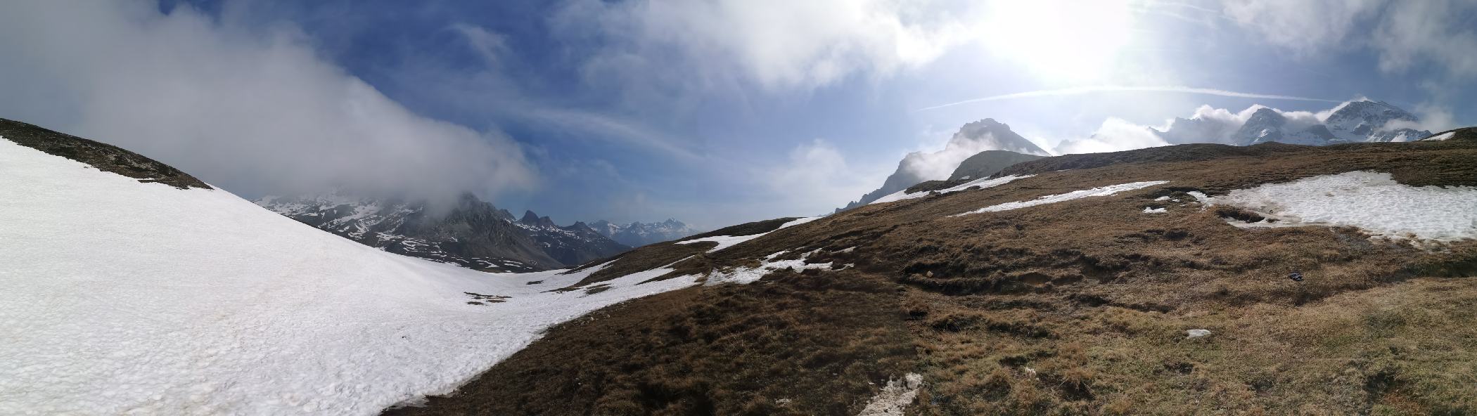 Vu du col de la vallée étroite