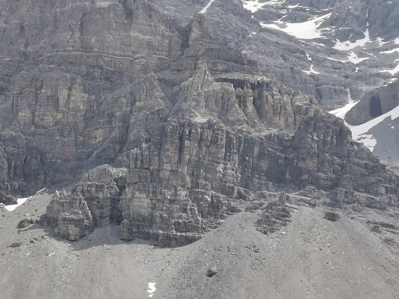 La falaise au dessus, comme un orgue géant