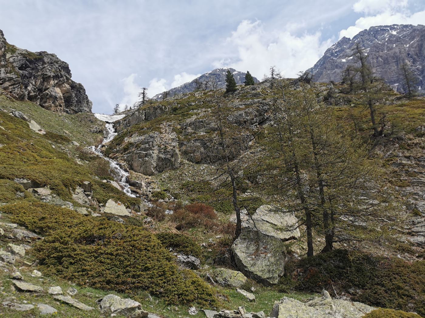 Vu de la 'marche' avec sa cascade.