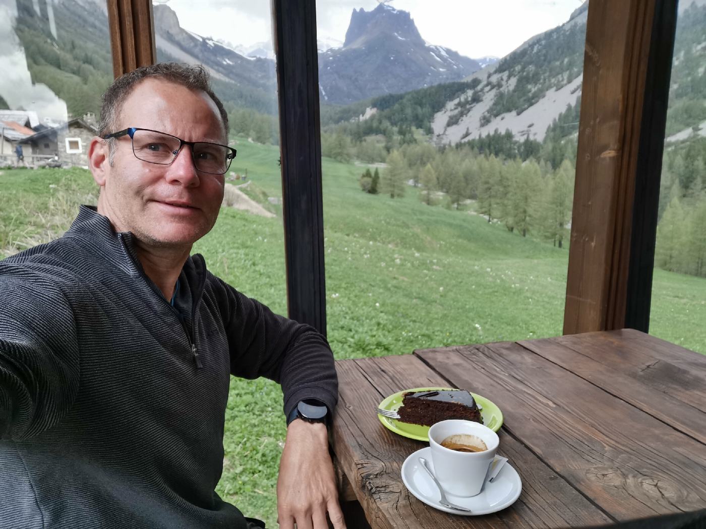 Café et gâteau au chocolat au granges de la vallée étroite