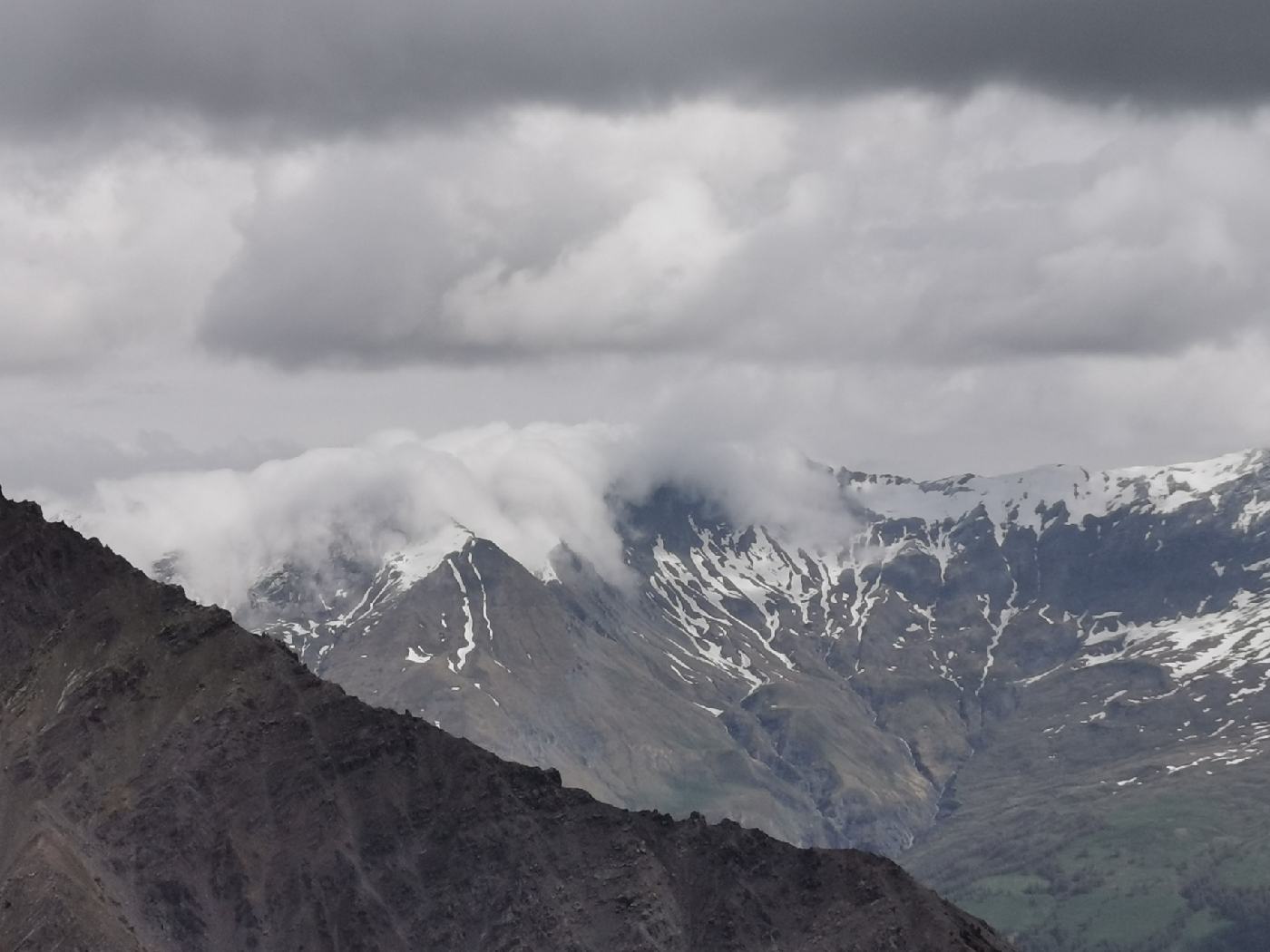 Les nuages recouvre les sommets en face