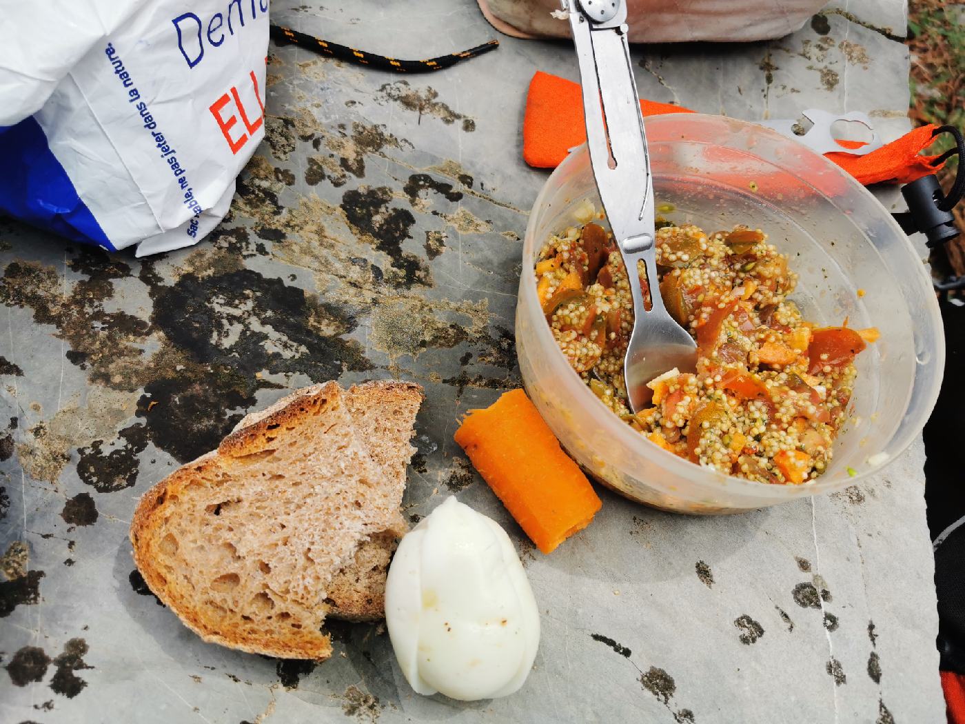 Pique nique du midi : taboulé de quinoa, et le dernier œuf dur...