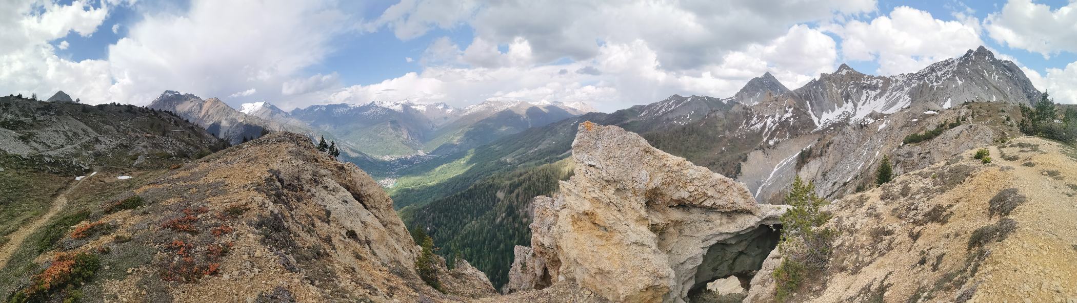 En haut, roches tortueuses