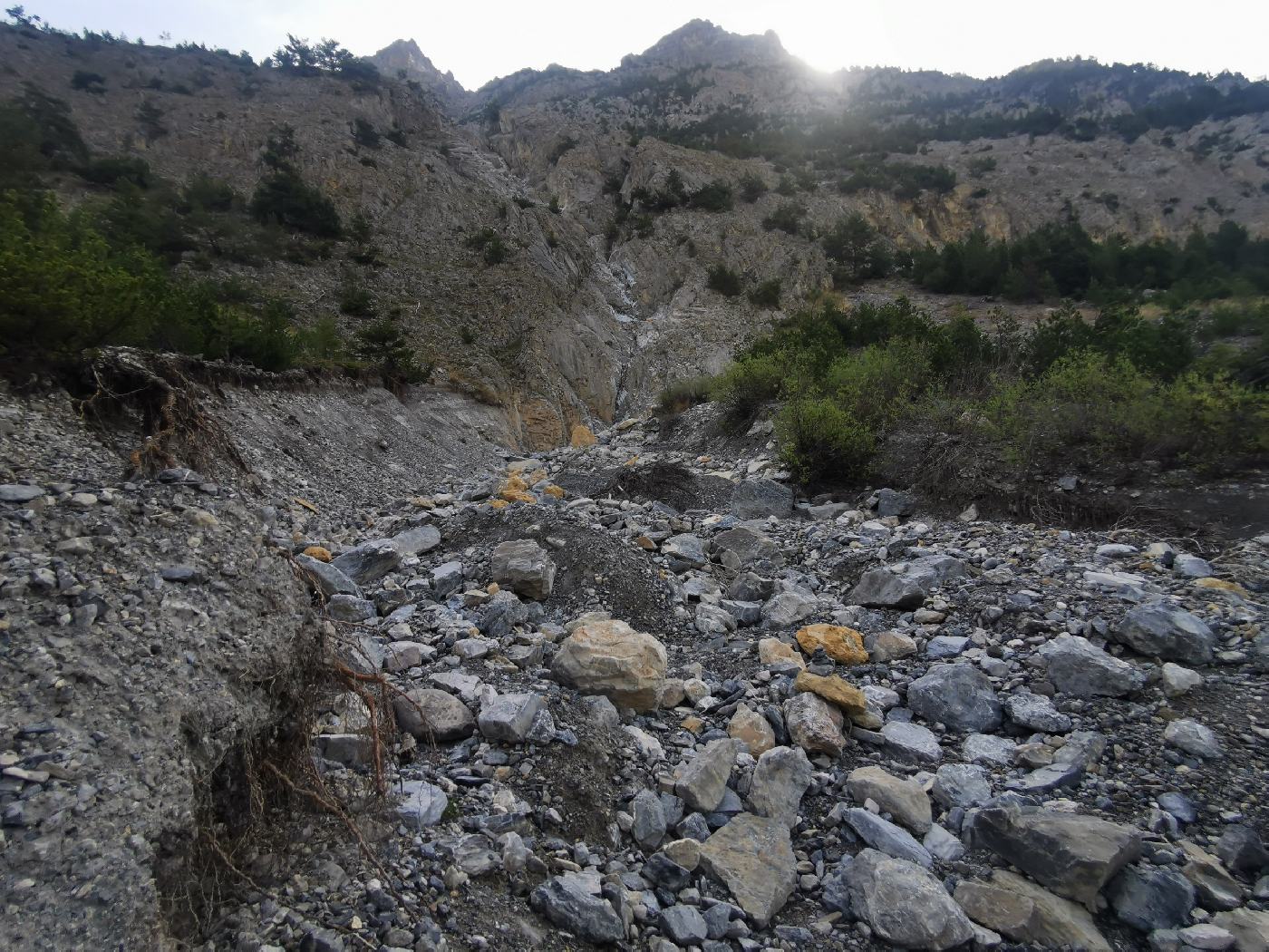 Parfois les coulées ont emmené le chemin, je cherche des cairns, balises...