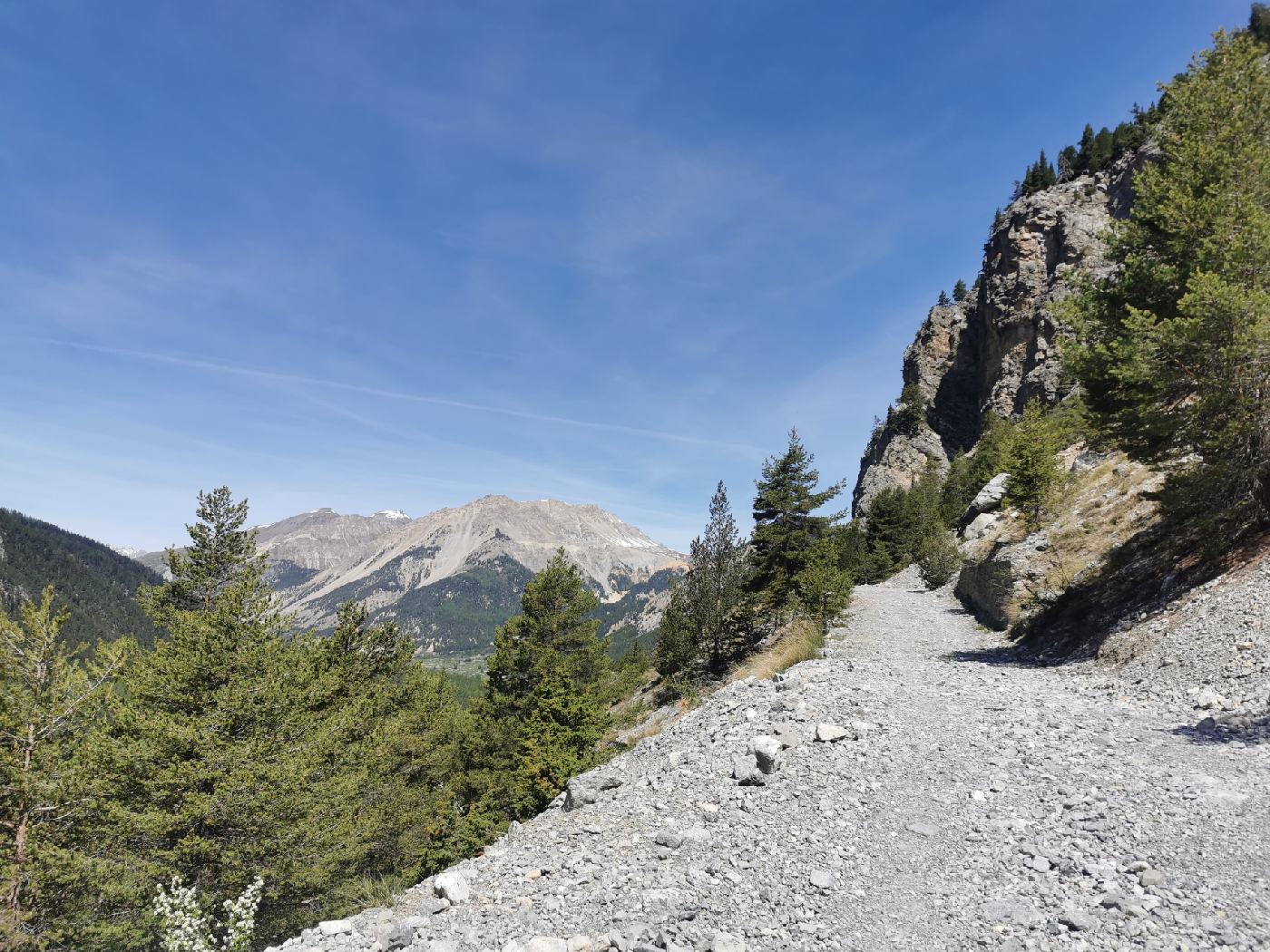 Le sentier qui monte à l'Est