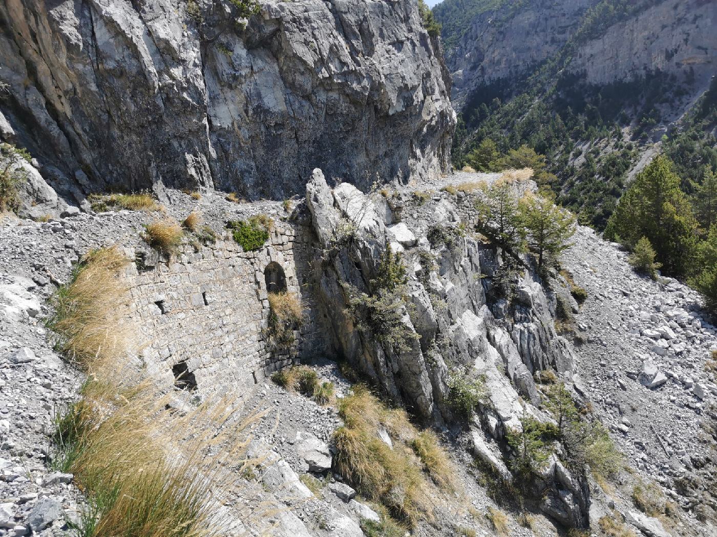 La route sur un renfort au dessus du canyon