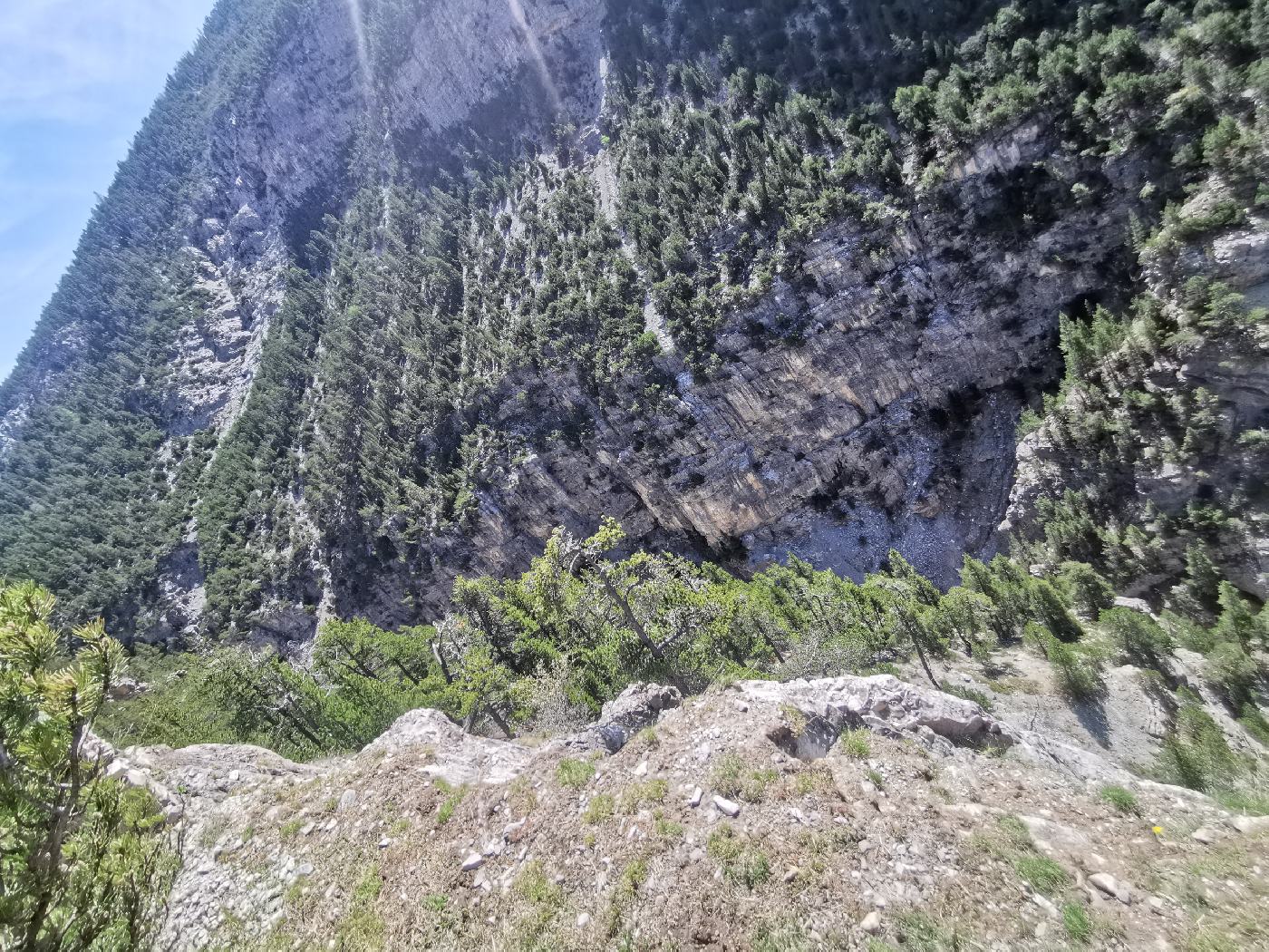 La vallée étroite juste ne bas