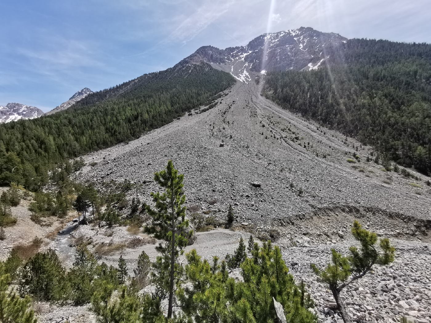 Zone d’éboulis de l'autre coté du torrent