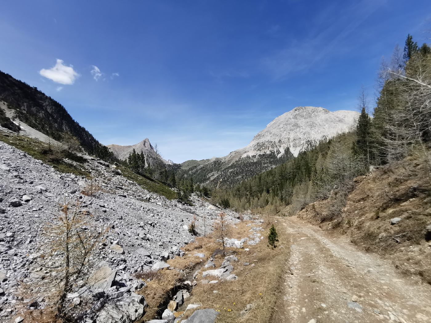 La vallée derrière moi avec une vue magnifique